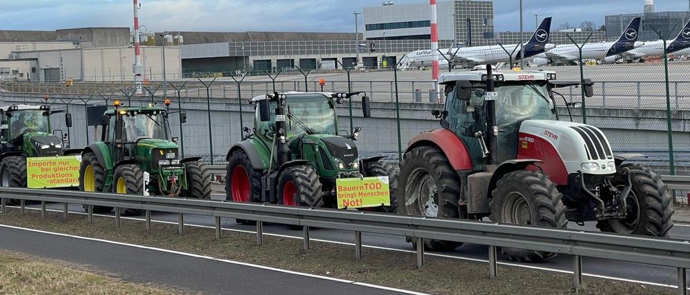 Hunderte Landwirte demonstrierten mit einer Protestfahrt um den Frankfurter Flughafen gegen das Auslaufen der Steuererstattungen für Agrardiesel.