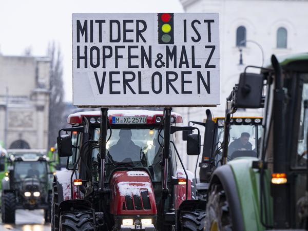 In München ist ein Schild mit der Aufschrift „Mit der Ampel ist Hopfen & Malz verloren“ zu sehen.