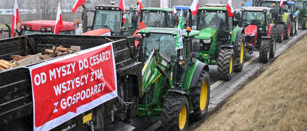 Polnische Landwirte blockieren den Verkehr während ihres Protestes. 