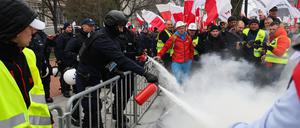 Polen, Warschau: Einsatzkräfte löschen brennende Reifen, die von Landwirten während der Proteste angezündet wurden. 