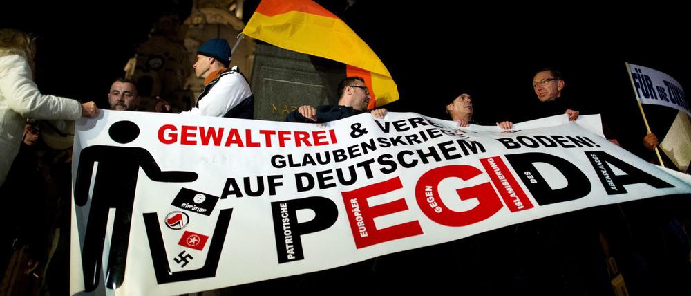PEGIDA-Demonstration vor der Frauenkirche in Dresden - die Rechten versuchen Begriffen wie "Christentum" für sich zu kapern. 