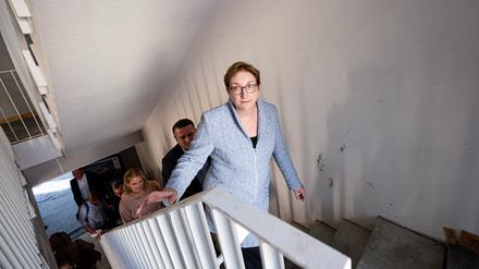 Klara Geywitz (SPD), Bundesministerin für Bau und Wohnen, zu Besuch in einem Wohnprojekt in Berlin-Neukölln.
