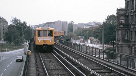 Die Automatik-Züge von der U4 konnten auch auf anderen Strecken fahren, hier 1986 am Görlitzer Bahnhof. 