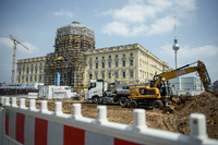Baumaschinen stehen gegenüber der Baustelle des Humboldt-Forum im neuen Berliner Stadtschloss. Foto: dpa/Gregor Fischer