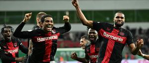 Die Leverkusener feiern den Einzug ins Pokal-Halbfinale.