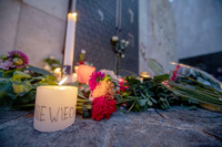 "Nie Wieder" steht auf einer Kerze vor der Türte der Münchener Synagoge. (Archivbild) Foto: dpa/Lino Mirgeler