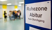 Ein Schild «Ruhezone Abitur» hängt während der Abiturprüfung in der Integrierten Gesamtschule (IGS) in Hannover. Foto: Julian Stratenschulte/dpa