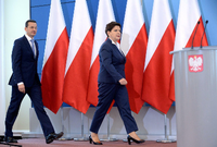 Die polnische Premierministerin Beata Szydlo und ihr Stellvertreter Mateusz Morawiecki von der PiS-Partei. Foto: picture alliance / dpa