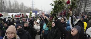  Menschen gehen zur Beerdigung des russischen Oppositionellen Nawalny auf dem Friedhof Borisowskoje. 