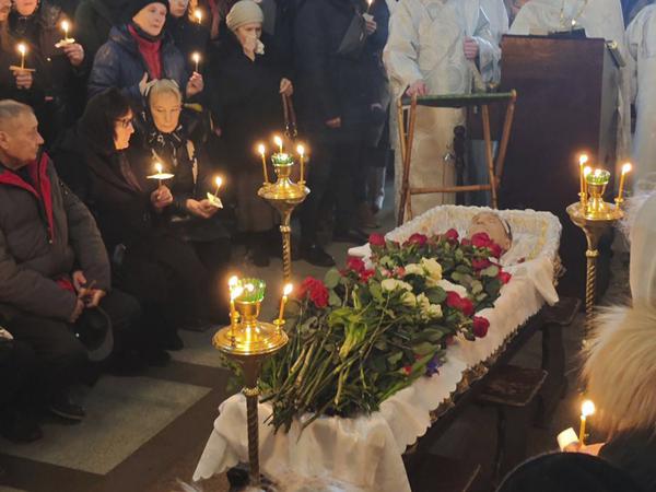 In der Kirche wurde der Leichnam Nawalnys noch einmal aufgebahrt.