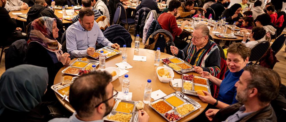Mitglieder der Gemeinde treffen sich nach dem Beginn des Fastenmonats Ramadan am Mittwochabend in der Sehitlik-Moschee zum ersten Iftar, dem Fastenbrechen, und sitzen beim Essen zusammen. Jeden Abend zum Sonnenuntergang sind an der Sehitlik-Moschee in Berlin-Neukölln Gemeinde, Nachbarn und Bedürftige zum gemeinsamen Fastenbrechen eingeladen.