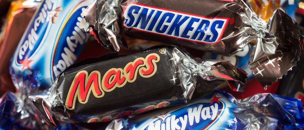 Verschiedene Schokoriegel des Lebensmittelkonzerns Mars liegen auf einem Tisch.