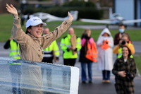 Die belgische Pilotin Zara Rutherford freut sich nach ihrer Landung über den Rekord. Foto: REUTERS