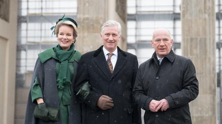Das belgische Königspaar Königin Mathilde von Belgien (v. l.) und König Philippe von Belgien stehen mit Kai Wegner (CDU), Regierender Bürgermeister von Berlin, am Brandenburger Tor. Das Königspaar ist bis zum 7. Dezember in Deutschland.