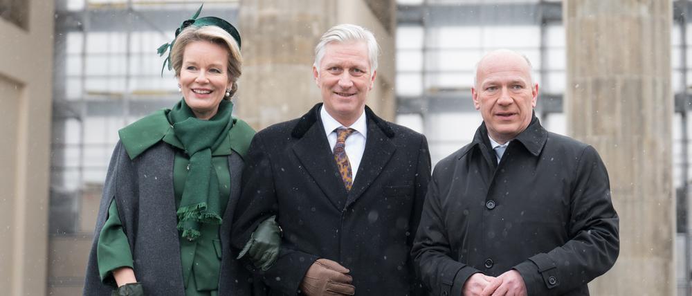 Das belgische Königspaar Königin Mathilde von Belgien (v. l.) und König Philippe von Belgien stehen mit Kai Wegner (CDU), Regierender Bürgermeister von Berlin, am Brandenburger Tor. Das Königspaar ist bis zum 7. Dezember in Deutschland.