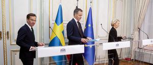 Der schwedische Ministerpräsident Ulf Kristersson (l) und der belgische Ministerpräsident Alexander De Croo (m) nehmen an einer gemeinsamen Pressekonferenz mit der Präsidentin der Europäischen Kommission Ursula von der Leyen (t) teil, 18. Oktober 2023.
