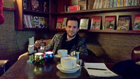 Ben Jaimen in seiner Lieblingsecke im Café Quchnia Foto: Fabian Federl