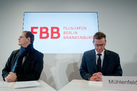 Der Vorsitzende der Geschäftsführung der Flughafengesellschaft Berlin Brandenburg (FBB), Karsten Mühlenfeld (rechts) sitzt neben dem Regierende Bürgermeister von Berlin, Michael Müller (l, SPD Foto: dpa