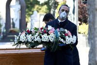 Bestatter auf einem Friedhof der massiv betroffenen Stadt Bergamo in der Lombardei. Foto: Fabio Lo Scalzo/Reuters