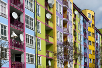 Farbenfroh ist die Fassade von Wohnhäusern Am Nordufer in Berlin Wedding gestaltet. Foto: Jens Kalaene / dpa