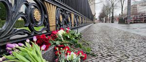 Unter den Linden: Beileidsbekundung vor der russischen Botschaft: Vor der Botschaft von Russland legen Menschen Blumen ab um der Opfer zu gedenken nach dem Terrorschlag auf die Crocus City Hall in Moskau 