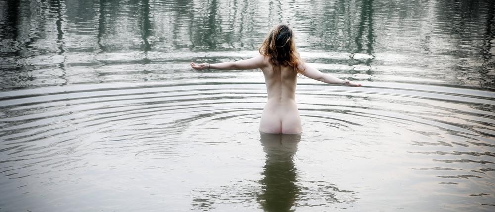 Berlin - Deutschland. Junge Frau beim Baden im See. *** Berlin Germany Young woman bathing in lake