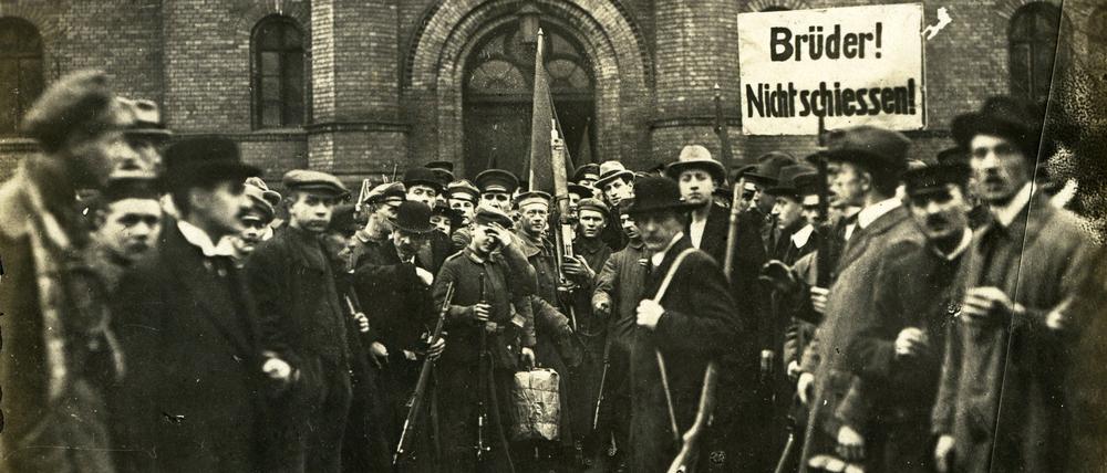 „Bros“ von anno dazumal. Friedensappelle auf Plakaten wurden im November 1918 hochgehalten.