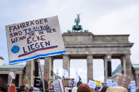 Zehntausende versammelten sich vor dem Brandenburger Tor. Foto: imago images/Christian Spicker