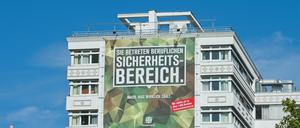 Bundeswehr-Werbung an einer Hausfassade am Wittenberg Platz, Berlin.