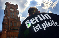 "Berlin ist pleite" - ein modisches T-Shirt aus dem Jahr 2002. Foto: dpa