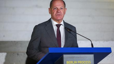 Bundeskanzler Olaf Scholz nimmt an einer Pressekonferenz beim Gipfeltreffen der Staats- und Regierungschefs in Tirana, Albanien, am 16. Oktober teil.