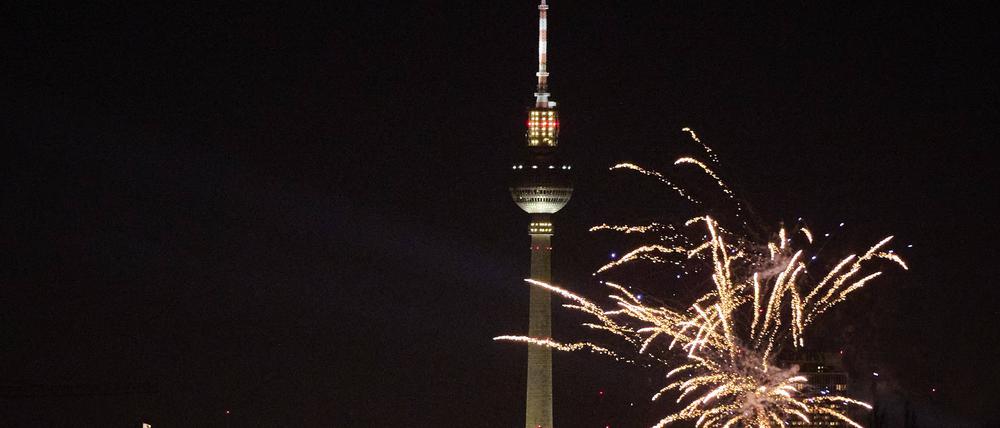 Eine Rakete explodiert an Silvester vor der Berliner Skyline am 31.12.2023 in Berlin. 