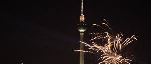 Berlin, Silvester Eine Rakete explodiert an Silvester vor der Berliner Skyline am 31.12.2023 in Berlin. Berlin Berlin Deutschland *** Berlin, New Years Eve A rocket explodes on New Years Eve in front of the Berlin skyline on 31 12 2023 in Berlin Berlin Germany