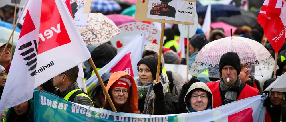 Gewerkschafter und Beschäftigte im Sozial-und Erziehungsdienst demonstrieren vor dem Berliner Abgeordnetenhaus anlässlich des Kita-Streiktags der Dienstleistungsgewerkschaft Verdi. 