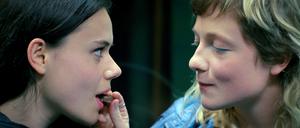 Lilith Grasmug (links) als Fanny und Josefa Heinsius als Lena in Claire Burgers Wettbewerbsfilm „Langue Étrangère“.