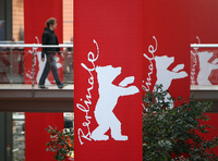 Gäste gehen über den Roten Teppich zur Preisverleihung vor dem Berlinale Palast. Foto: dpa