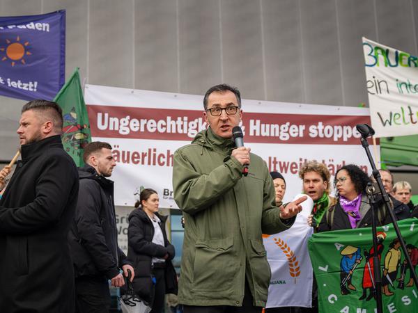 Auf dem Weg zur Großdemo „Wir haben Agrarindustrie satt“ wurde Agrarminister Cem Özdemir von Landwirten eine Protestnote übergeben.