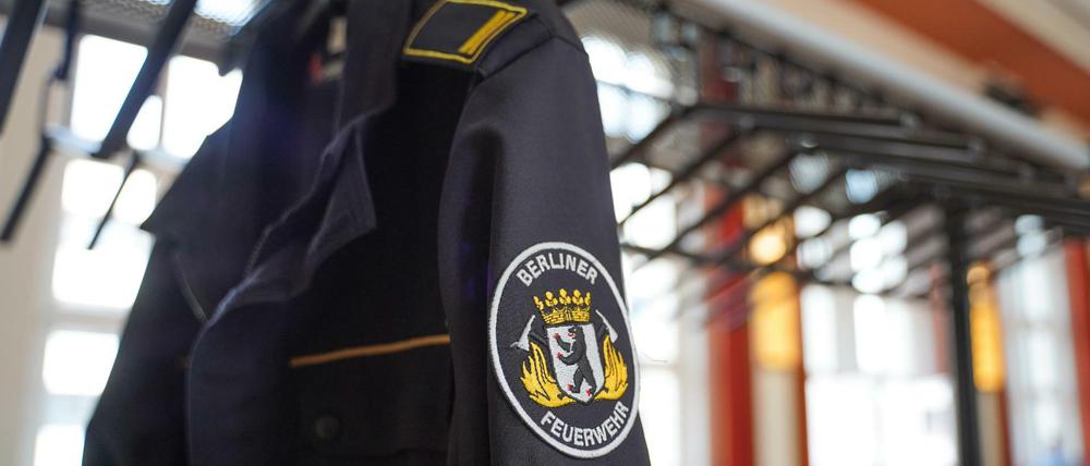 Eine Uniformjacke der Berliner Feuerwehr. Im Rahmen einer Pressekonferenz hat die Berliner Feuerwehr am Donnerstag den Jahresbericht 2021 vorgestellt.