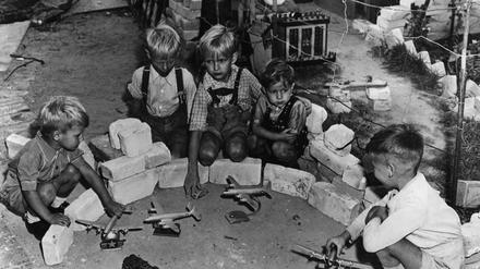 Sommer 1948 in Berlin. Kinder spielen Luftbrücke.