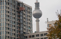"Mieten runter" steht auf einem Wandbild in Kreuzberg. Der Senat hat beschloss am Dienstag den Berliner Mietendeckel. Foto: Paul Zinken/dpa 