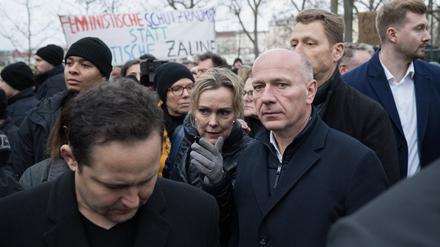 Kai Wegner (CDU, Mitte r.), Regierender Bürgermeister von Berlin, und Manja Schreiner (CDU), Berliner Senatorin für Mobilität, Verkehr, Klimaschutz und Umwelt, gehen begleitet von Demonstranten während eines Rundgangs des Berliner Senats durch den Görlitzer Park.
