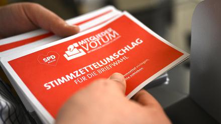 Mitarbeiter bereiten die Unterlagen für das Mitgliedervotum der SPD Berlin zum Koalitionsvertrag vor. 