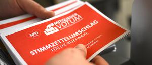 Mitarbeiter bereiten die Unterlagen für das Mitgliedervotum der SPD Berlin zum Koalitionsvertrag vor. 