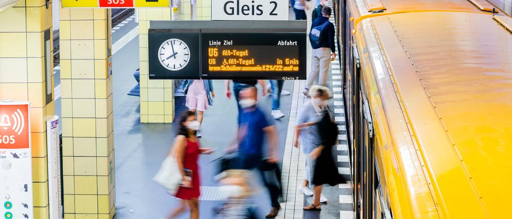 Fahrgäste steigen am Morgen am U-Bahnhof Friedrichstraße ein und aus. Die BVG hat bereits mehr als eine Million 29-Euro-Tickets verkauft.