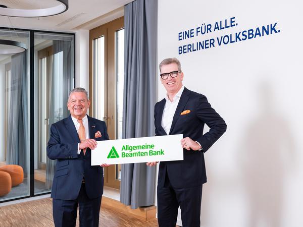 Die Berliner Volksbank hat im Februar die ABK Allgemeine Beamten Bank übernommen. ABK-Gründer Jörg Woltmann (l.) übergab das Bankschild symbolisch an Volksbank-Vorstandschef Carsten Jung.
