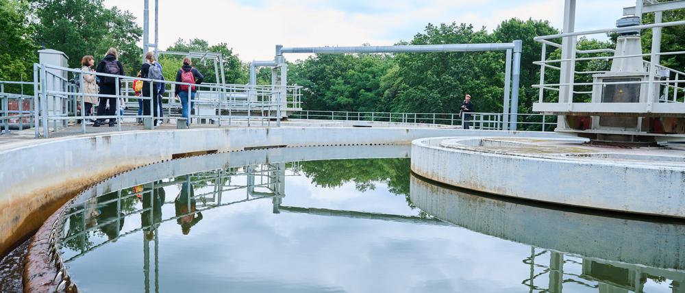 Das Wasserwerk Beelitzhof hat zur Besichtigung und zur Pressekonferenz um die aktuelle Versorgungslage und den Ausblick auf die nächsten Jahre eingeladen.