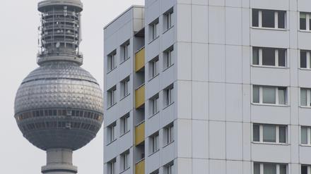ARCHIV - 30.06.2023, Berlin: Hinter einem Mietshaus steht der Fernsehturm. (zu dpa: «Neue Ombudsstelle für Mieter in landeseigenen Wohnungen») Foto: Christophe Gateau/dpa +++ dpa-Bildfunk +++