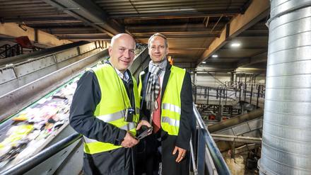 Berlins Regierender Bürgermeister Kai Wegner (CDU) zu Besuch bei Axel Schweitzer und seinem Recyclingunternehmen Interzero in Berlin-Mahlsdorf.