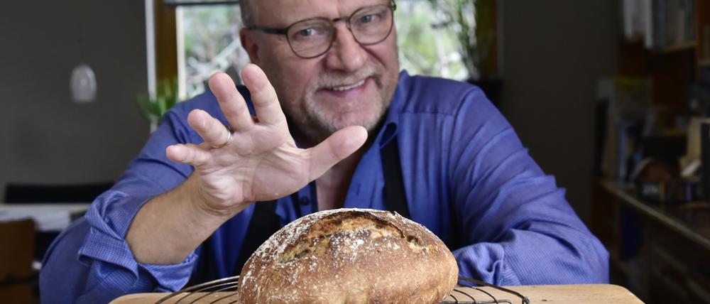 In der Krise hat Bernd Matthies angefangen, sein Brot selbst zu backen. Hier sieht man ihn mit einem fertigen Laib Roggen-Dinkel-Brot