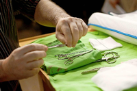 Vorbereitung. Vor einer jüdischen Beschneidungszeremonie für einen acht Tage alten Jungen werden chirurgische Instrumente bereit gelegt. Foto: dpa